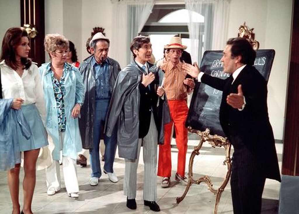 Carry On Abroad: Stuart Farquhar and visitors arrive to their hotel, welcomed by Pepe, played brilliantly by Peter Butterworth